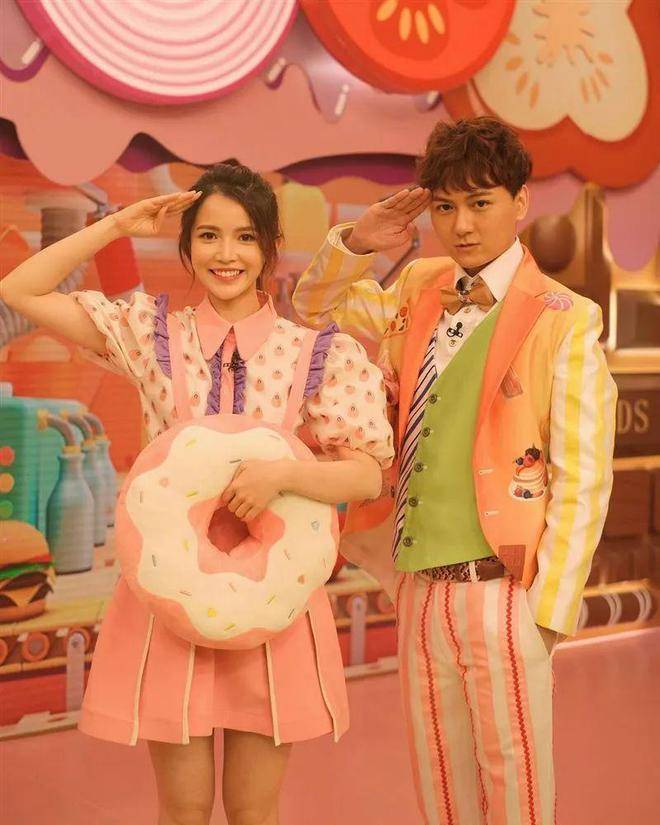 TVB翻版杨丞琳晒近况！穿泳衣玩水上围澎湃<strong></p>
<p>币圈近况</strong>，凭《新闻女王》出圈