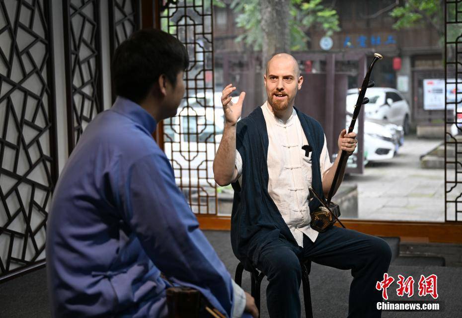 美国“90后”在浙10年精通二胡茶道 传统文化圈粉“洋弟子”