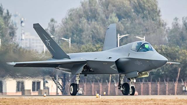 歼-35A正式官宣<strong></p>
<p>上币精品网</strong>，命名格式意味深长：航母新舰载机上舰指日可待？