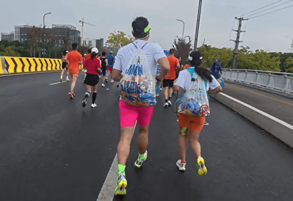 苏州马拉松一男一女将给选手的免费零食打包“负重”奔跑<strong></p>
<p>初入币圈</strong>？主办方回应
