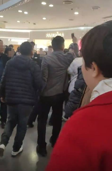 工资被折换成郑州一商场购物卡<strong></p>
<p>炒币破产</strong>，每月仅一天能使用，律师：以购物卡支付工资或涉嫌违法