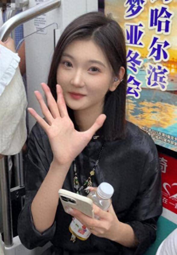 女孩身高2米26貌美如花<strong></p>
<p>wfee币</strong>，妈妈天天发愁：白长这么漂亮，没人敢追