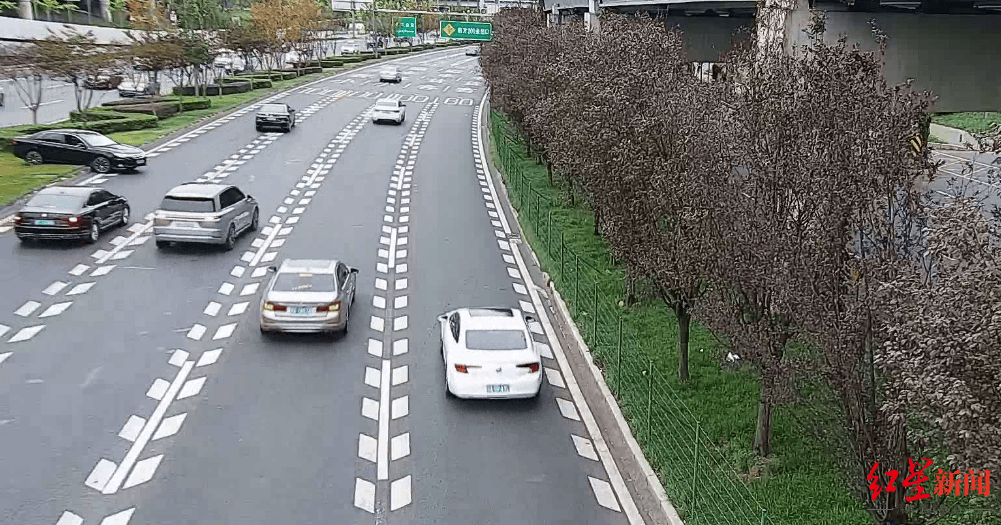 成都三环主路惊现小轿车跨过隔离带掉头<strong></p>
<p>币金网</strong>，原来是司机酒驾走错路……