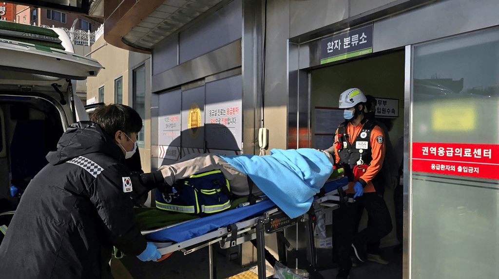韩国空难两名幸存者：33岁空少恐全身瘫痪<strong></p>
<p>币金网</strong>，空姐脚踝和头部受伤
