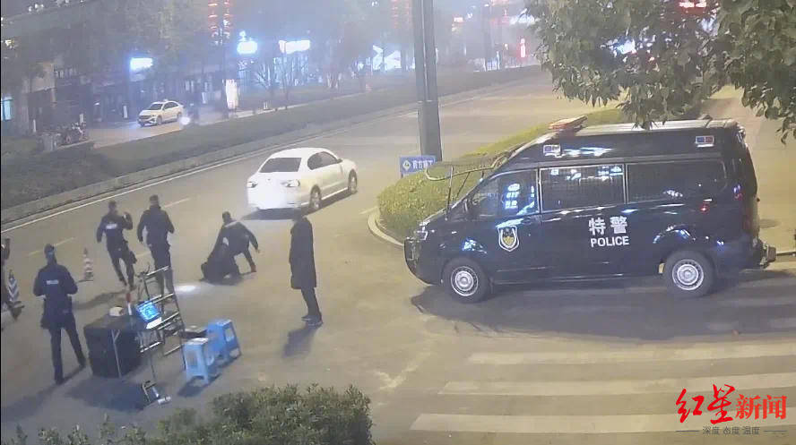 男子车内放疑似枪支遇检查强行冲卡致一辅警被拖行受伤<strong></p>
<p>炒币线视频讲解</strong>，已被抓获！“枪支”正在鉴定