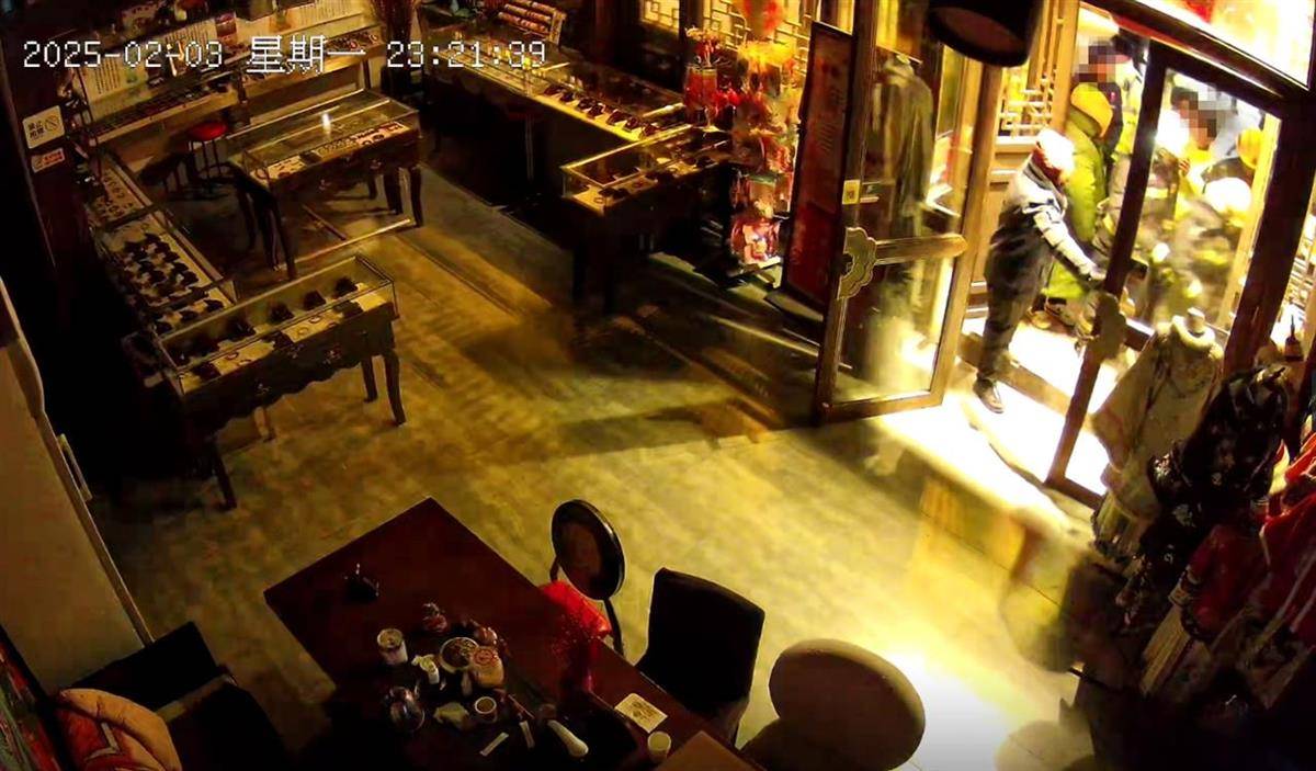 大同官方核查“店铺被撬锁开灯”事件<strong></p>
<p>炒游戏币</strong>，律师：撬锁入室涉嫌违法，且滥用行政权力