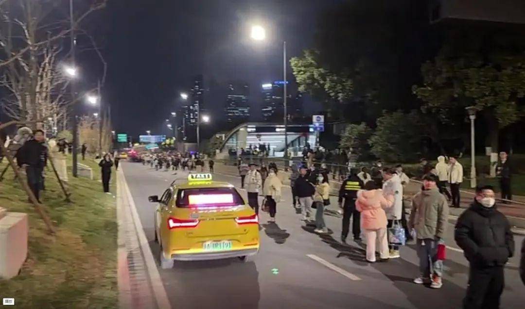 南京地铁突发故障致大量乘客滞留<strong></p>
<p>炒币群</strong>，官方：正抢修，已安排接驳车