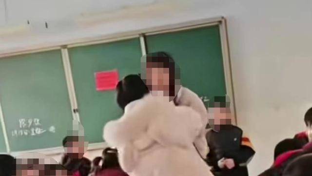 山西一老师把学生牙打掉<strong></p>
<p>炒币视频</strong>，家人冲进教室讨说法？官方回应