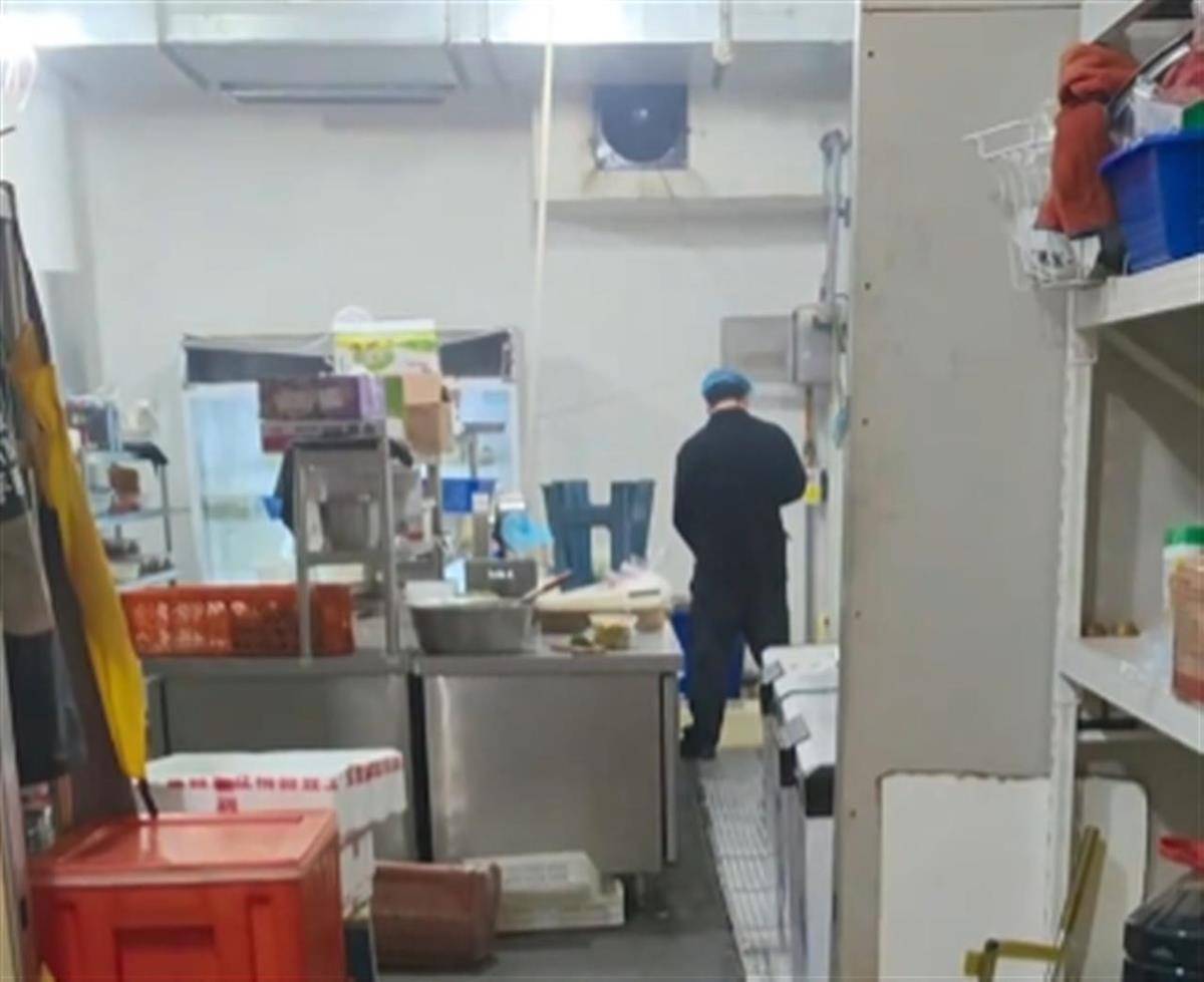 济南一餐厅被举报员工在后厨小便<strong></p>
<p>上币保证金</strong>，老板否认，市监部门介入调查