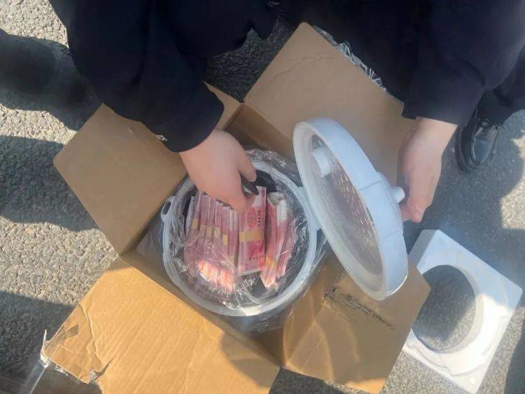 打开电饭煲一看：8万元现金<strong></p>
<p>币圈生存指南</strong>！女子被当街拦下