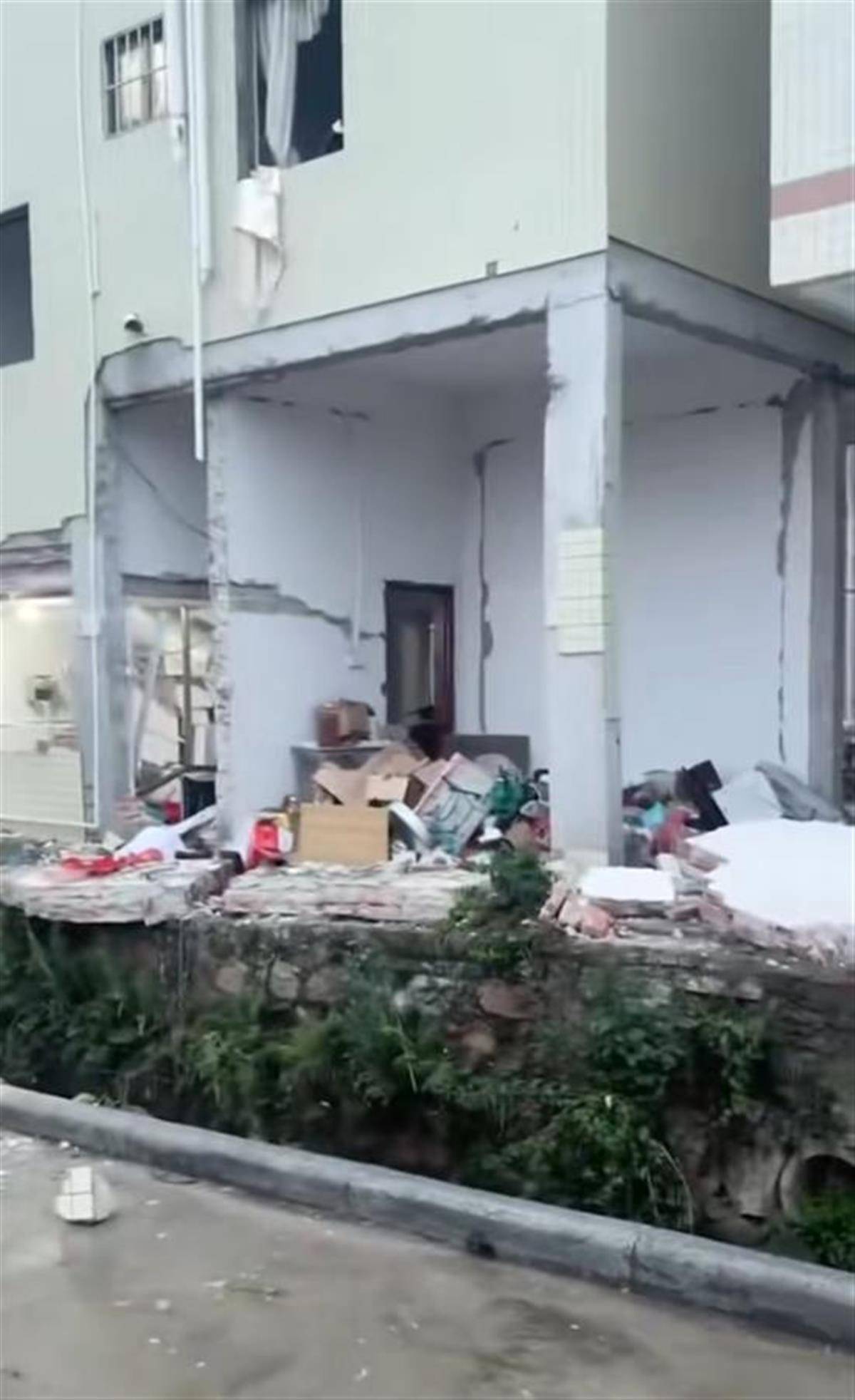 广东珠海一民房发生爆炸<strong></p>
<p>币币交易网站</strong>，墙体砖块散落一地，官方：暂无人员伤亡报告
