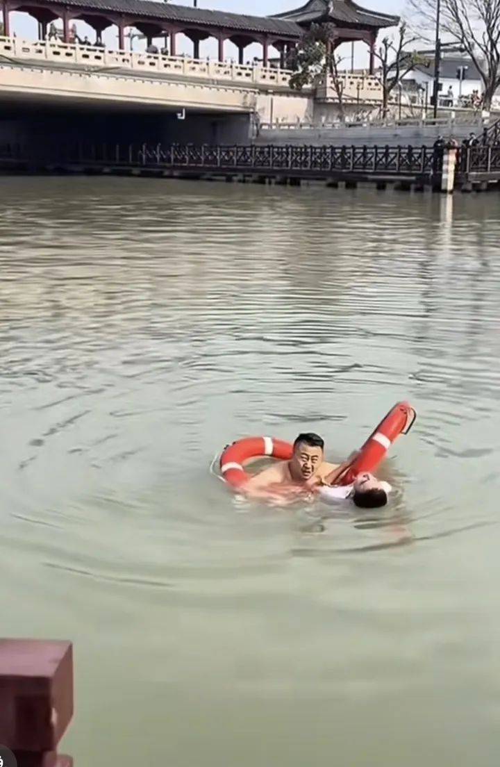 山东大哥到苏州出差<strong></p>
<p>烙印币</strong>，刚下火车20分钟跳河救人