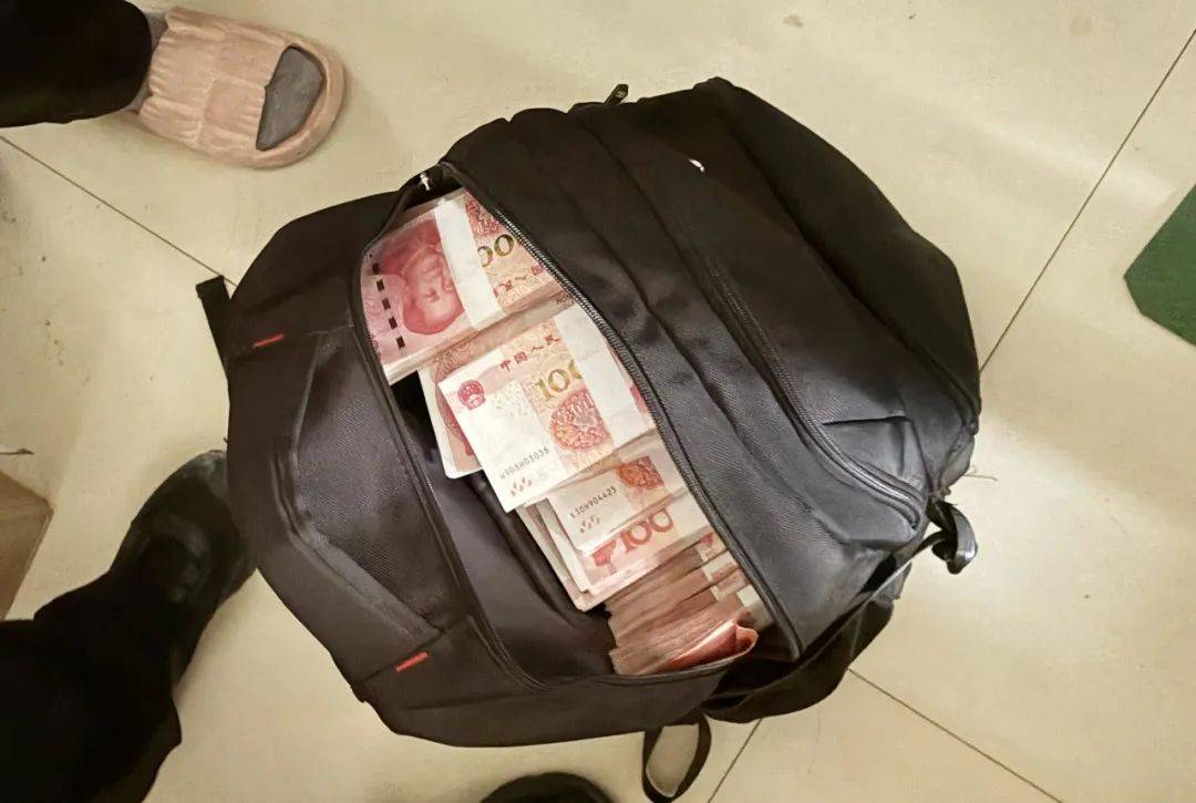 事发桂林<strong></p>
<p>c币交易</strong>！背包里装的1000000元现金被警方紧急拦截