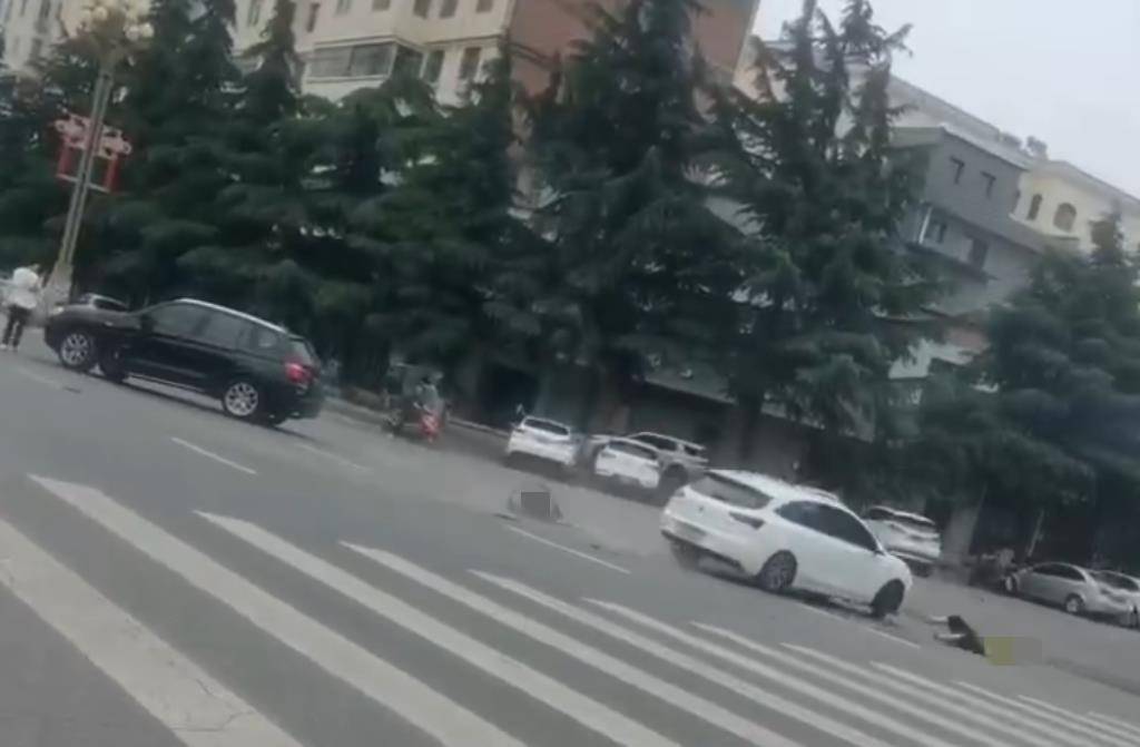 宝鸡一社区女书记当街开车追撵女子撞上电瓶车：两名女子被警方控制<strong></p>
<p>币圈视频</strong>，两名伤者在医院治疗