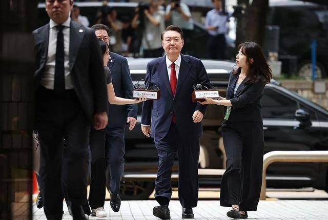 尹锡悦又被捕<strong></p>
<p>闪链币</strong>，夫人、岳母遭“围剿”