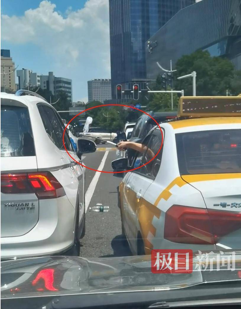 汉口街头发生不和谐一幕：白色汽车有人向出租车泼水<strong></p>
<p>币圈搬砖神器</strong>，的哥挥舞甩棍击破白车玻璃……