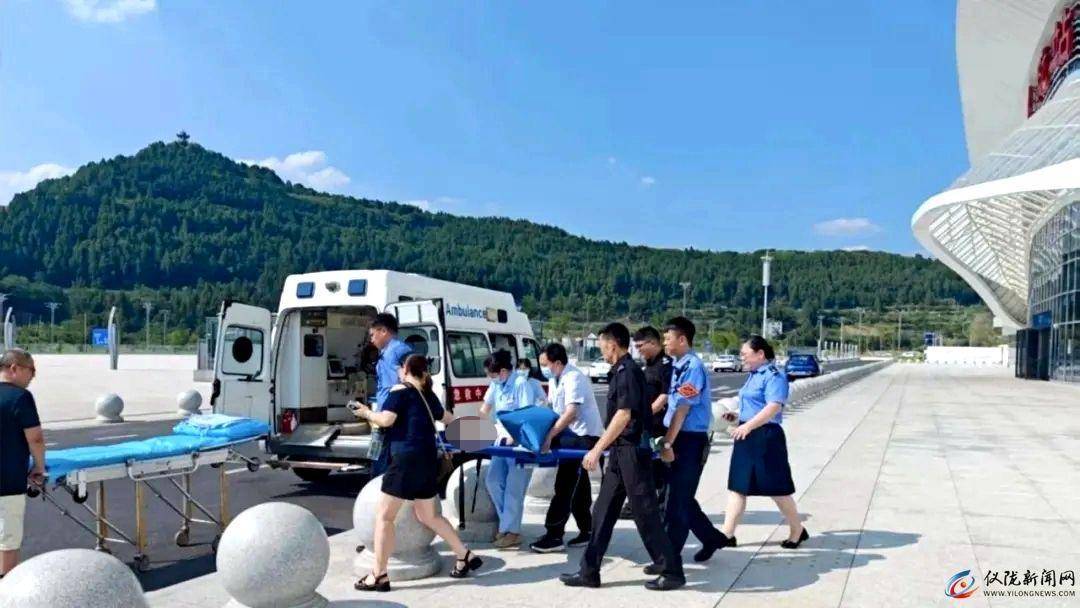 11岁男孩赶火车到成都走亲戚<strong></p>
<p>有令币</strong>，晕倒在站台！工作人员：被诊断为热射病，已脱险