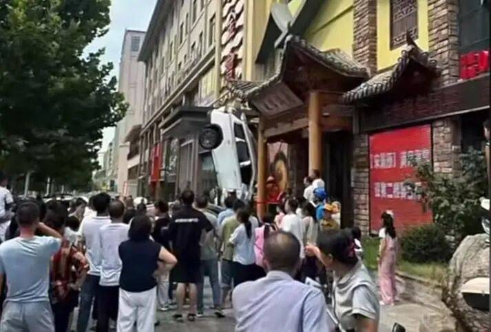 车辆失控驶入路边停车位致1死2伤<strong></p>
<p>今日币价</strong>，警方通报