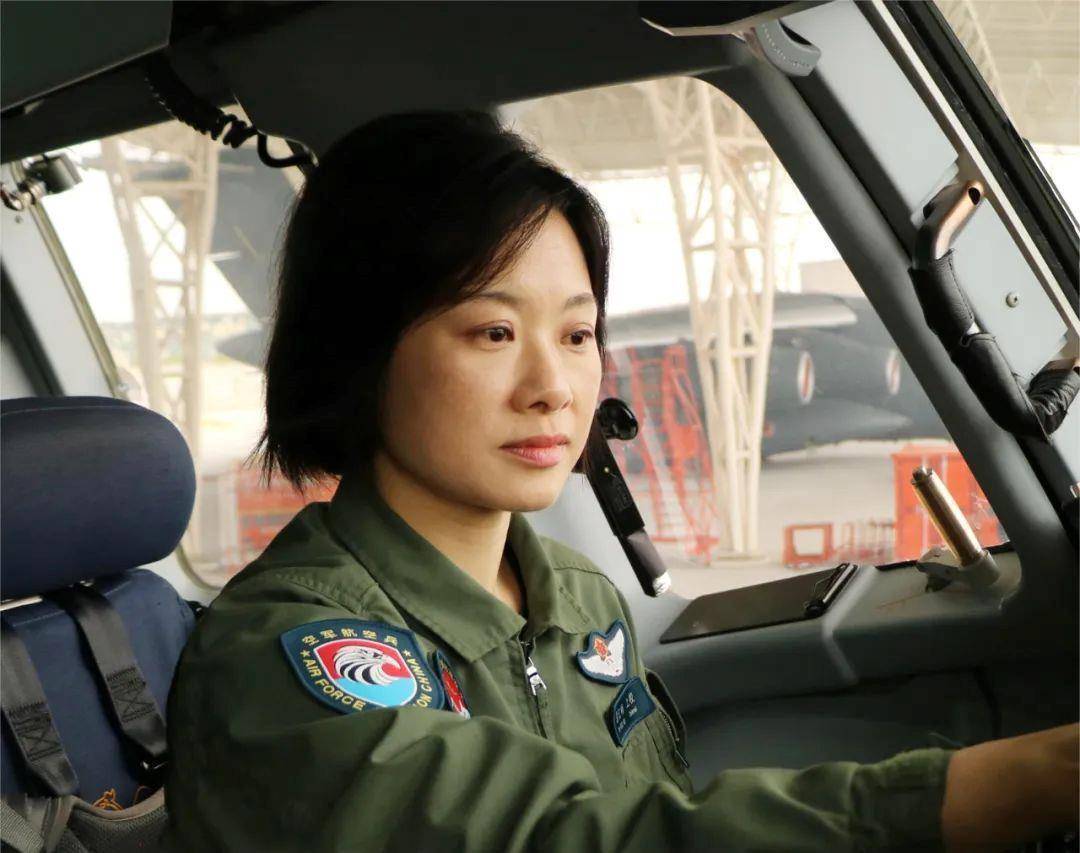 阅兵最帅女机长<strong></p>
<p>校币</strong>，是她！