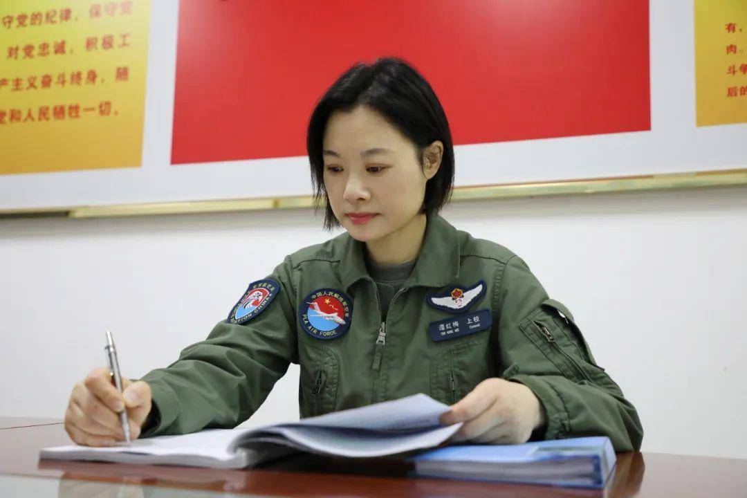 阅兵最帅女机长<strong></p>
<p>校币</strong>，是她！
