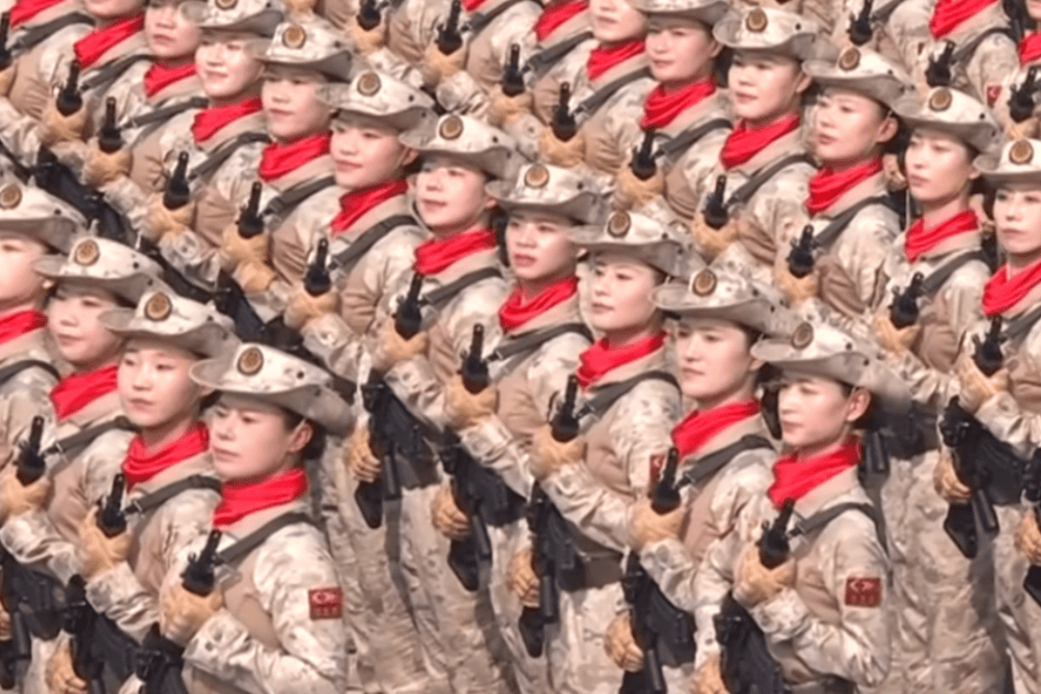 “民兵方队中一眼就认出了她<strong></p>
<p>币圈历史</strong>，我们的陈老师！”
