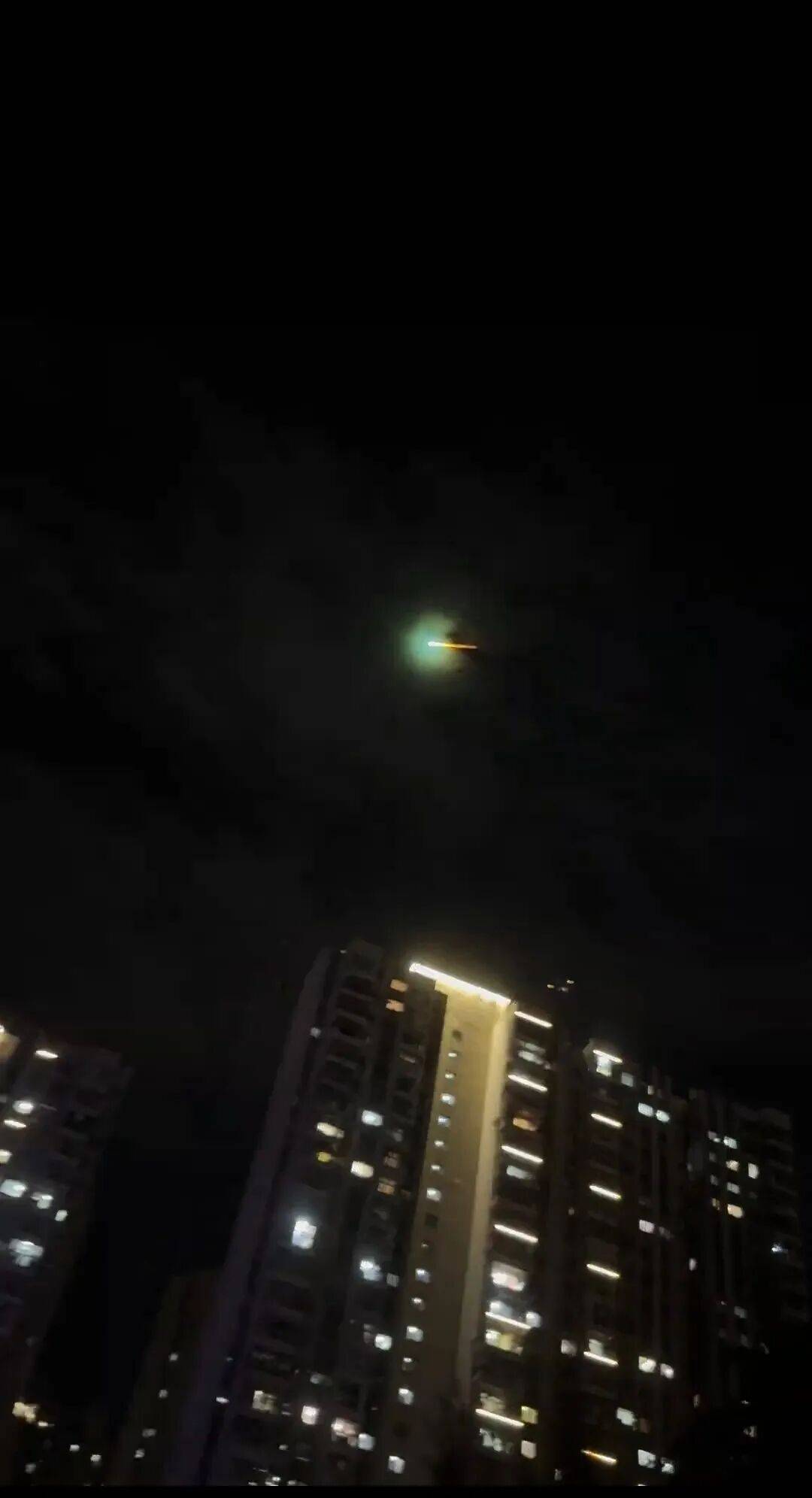 福建多地夜空现不明飞行物<strong></p>
<p>币币交易手续费</strong>？目击者称速度极快放蓝绿色光芒