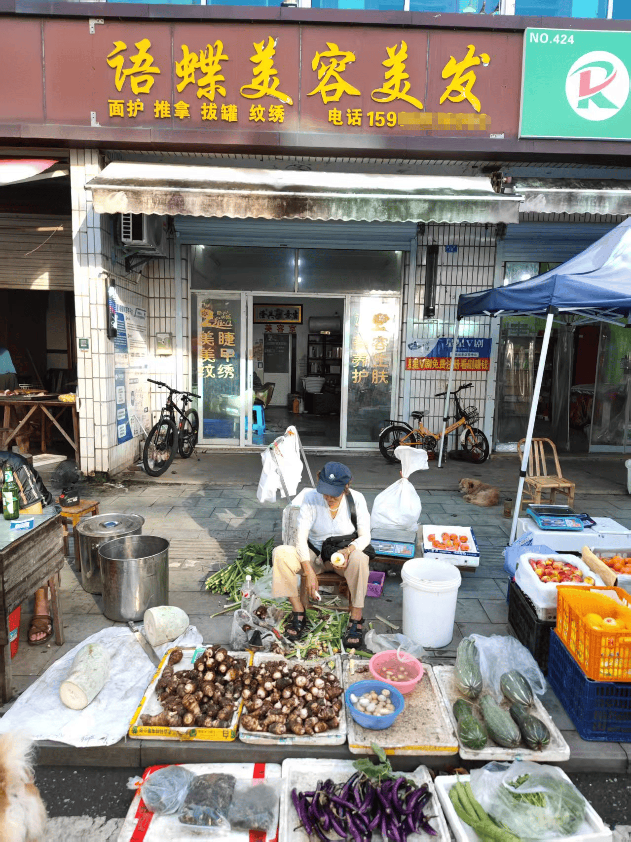 浙江一店主允许大妈门口摆摊<strong></p>
<p>炒币圈</strong>，时常被大妈“投喂”蔬果：每次收摊时，都打扫得干干净净