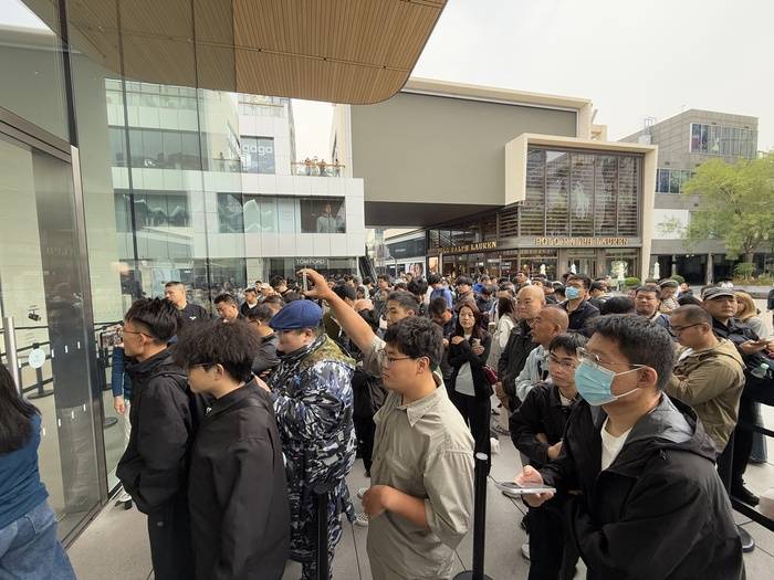 iPhone 17正式开售<strong></p>
<p>炒币大神</strong>，橙色Pro Max黄牛最高加价1500元