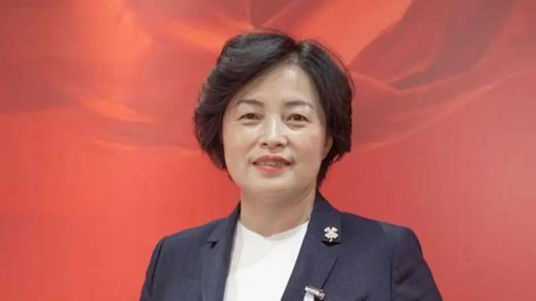 崔国静<strong></p>
<p>寻街币</strong>，多次收受下属、老板送的现金、消费卡、名牌女包、化妆品、保健品、高档白酒