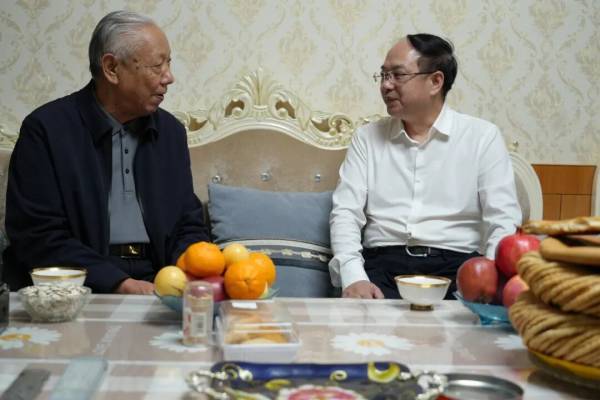 重庆市潼南区委书记文天平调任吐鲁番<strong></p>
<p>v币</strong>，多人跨省联动调整