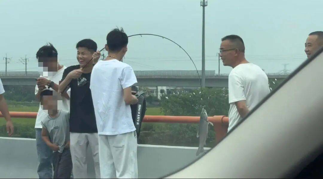男子高速遇堵车下车钓鱼<strong></p>
<p>极特币交易</strong>，首竿即中！开怀大笑：“鱼送路人了”