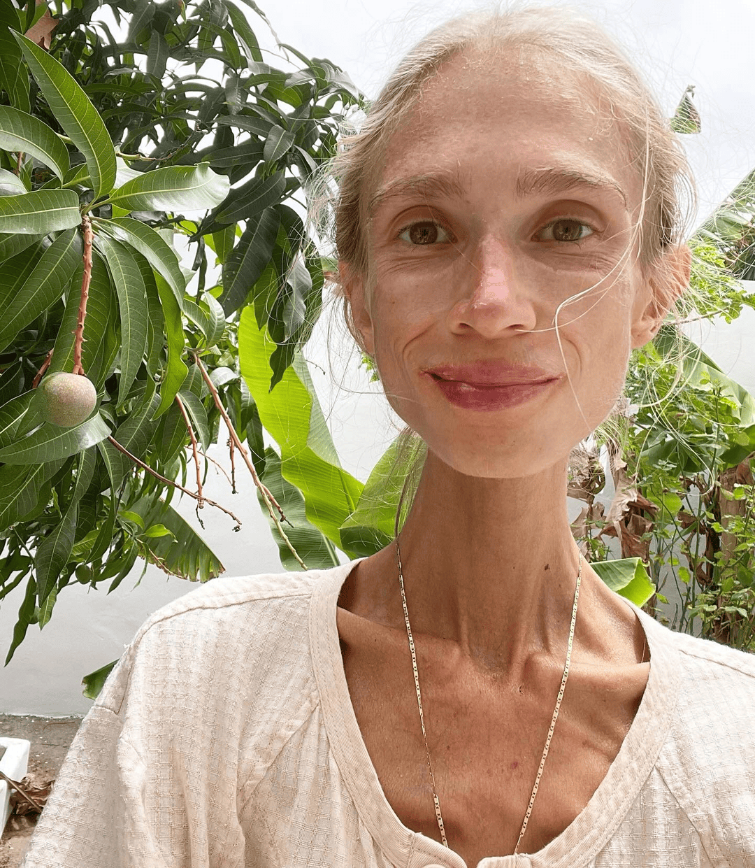 坚持只吃水果8年<strong></p>
<p>夜币</strong>，27岁波兰女子巴厘岛酒店去世：体重仅22公斤，指甲变黄牙齿腐烂