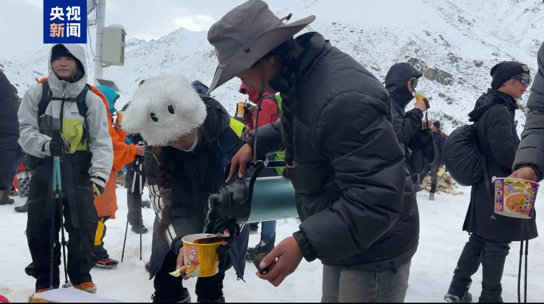 珠峰景区游客被困最新进展：已有350名游客获救<strong></p>
<p>夜币</strong>，其余200多名游客已全部取得联系