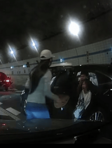 广州一男孩跪地拦车救母感动全网<strong></p>
<p>夜币</strong>，妈妈回应：哭着看完视频，“没有想到孩子这么爱我”