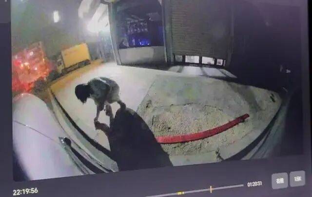 刚提的新车停路边被人放鞭炮崩损千余元<strong></p>
<p>夜币</strong>，车主：因拒绝当晚挪车，20分钟后听到鞭炮声，对方还态度豪横