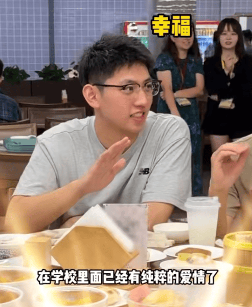 知名男歌手突然现身陌生人婚礼<strong></p>
<p>夜币</strong>，并随礼999元！