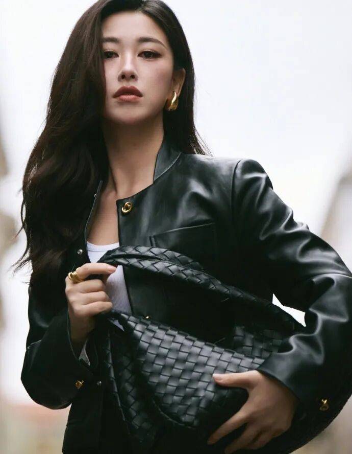 时装周上的女明星<strong></p>
<p>夜币</strong>，秋冬氛围感一键封顶！