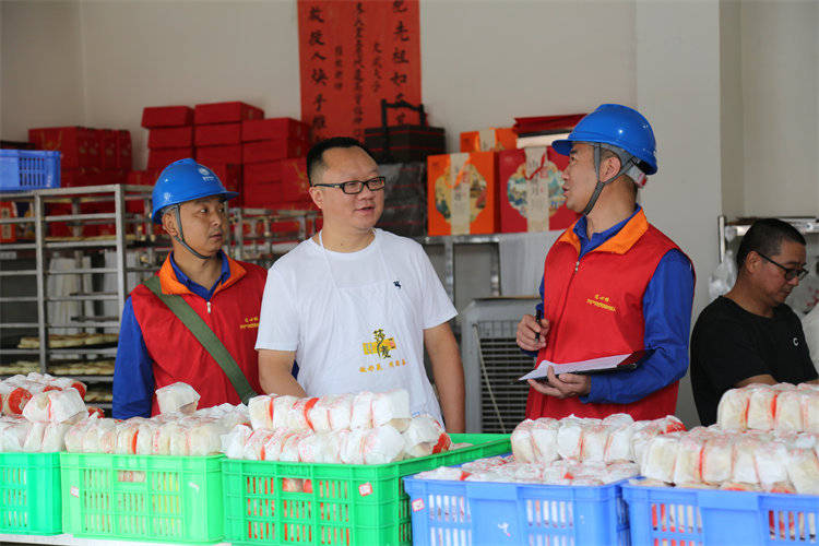 阖家团圆时<strong></p>
<p>打币子</strong>,他们守护蓉城灯火