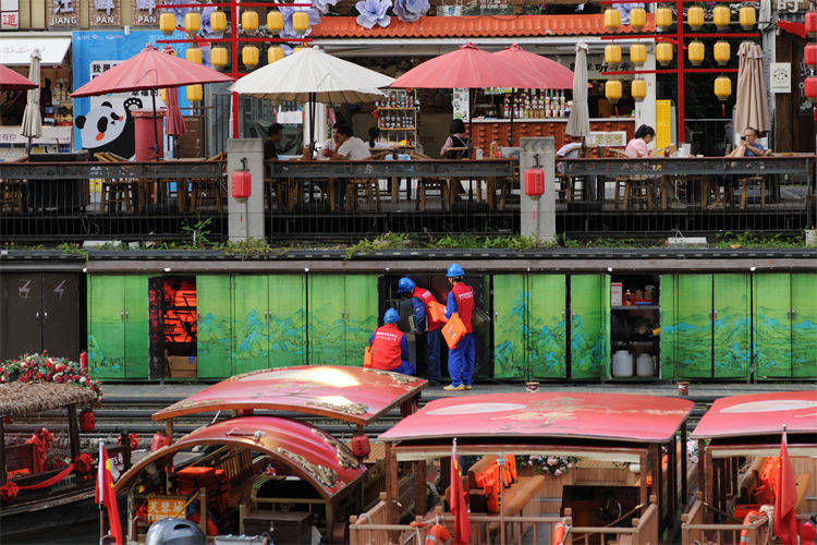 阖家团圆时<strong></p>
<p>打币子</strong>,他们守护蓉城灯火