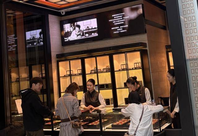 金价创历史新高!北京黄金消费“量价齐飞”<strong></p>
<p>打币子</strong>,年轻人买金饰当“理财”,买涨不买跌成共识|华夏双节观察