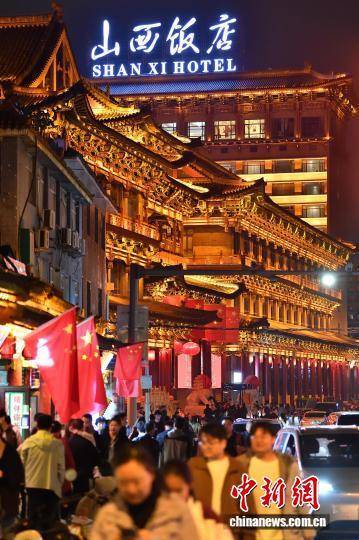 百年山西饭店夜景走红 古建新韵吸引游客