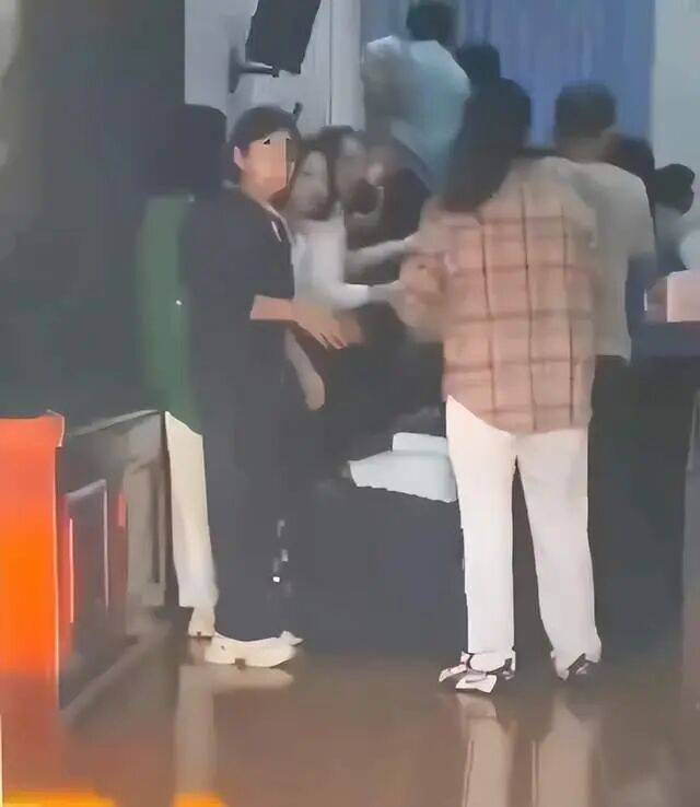 家长们跪成一排<strong></p>
<p>打币子</strong>,学生蒙眼从背上踩过?教育局回应河南一中学举办活动引热议:正调查处理