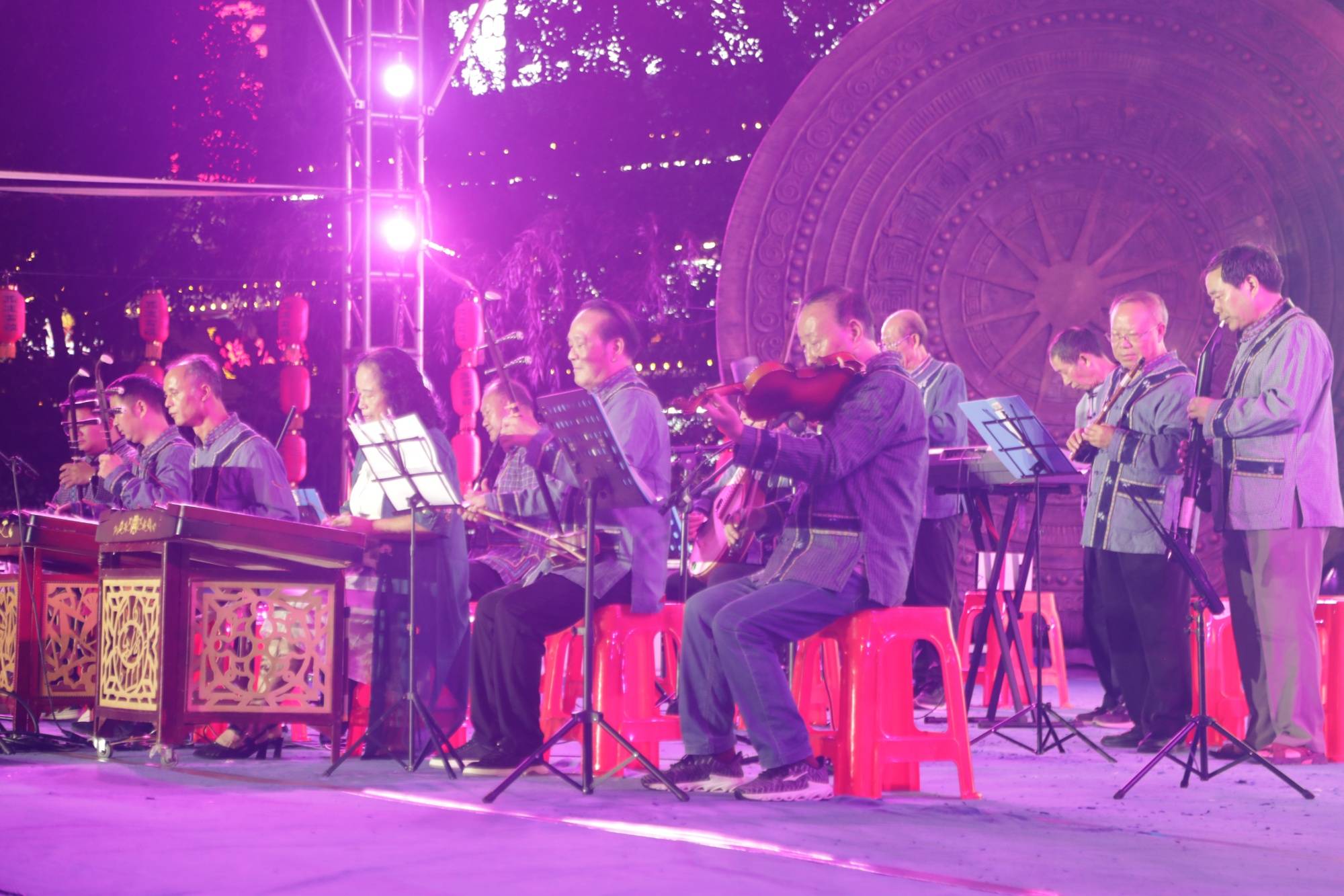 月映火塘 悦唱荔波<strong></p>
<p>打币子</strong>！这场中秋音乐晚会点燃团圆夜