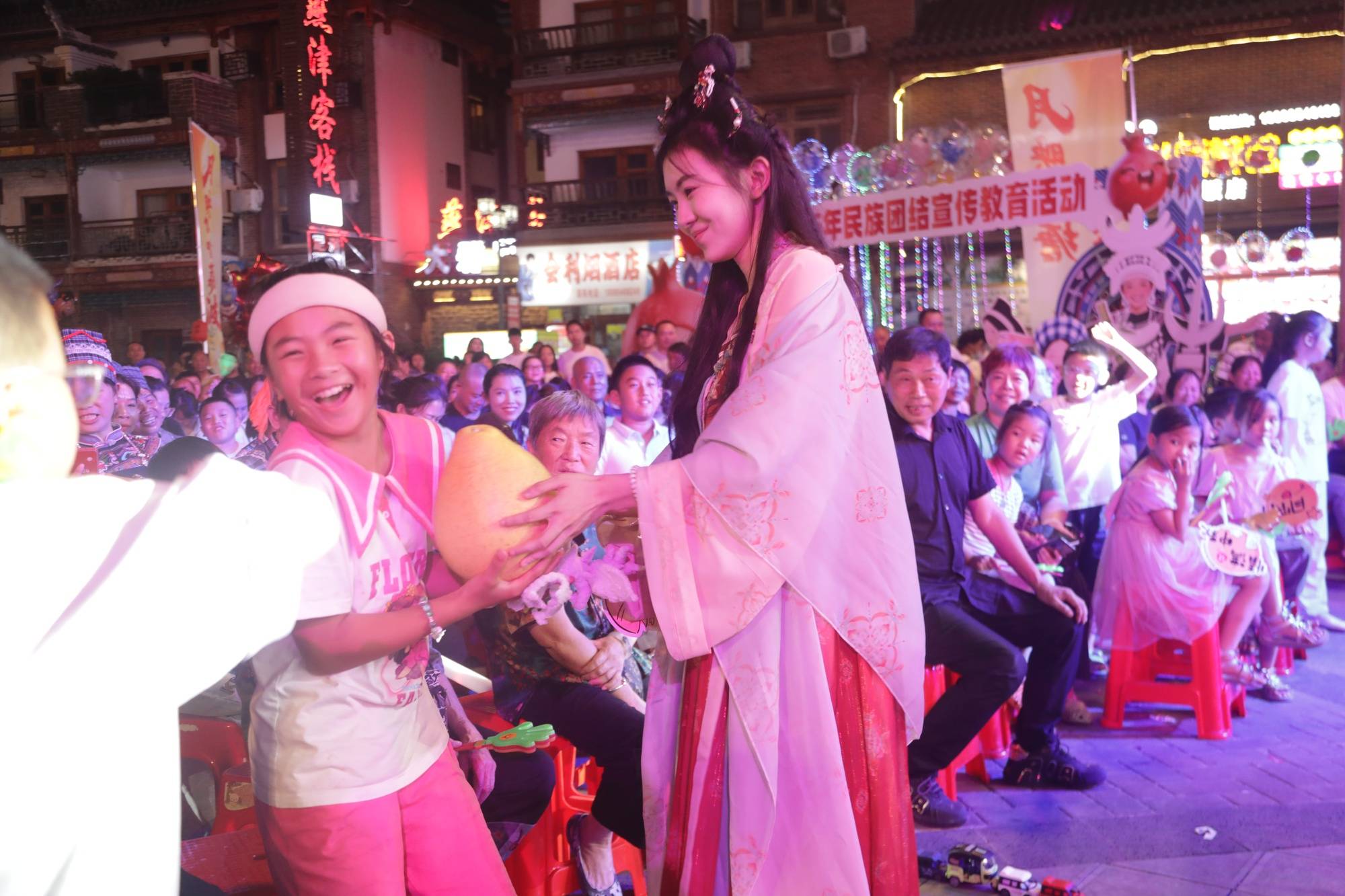 月映火塘 悦唱荔波<strong></p>
<p>打币子</strong>！这场中秋音乐晚会点燃团圆夜