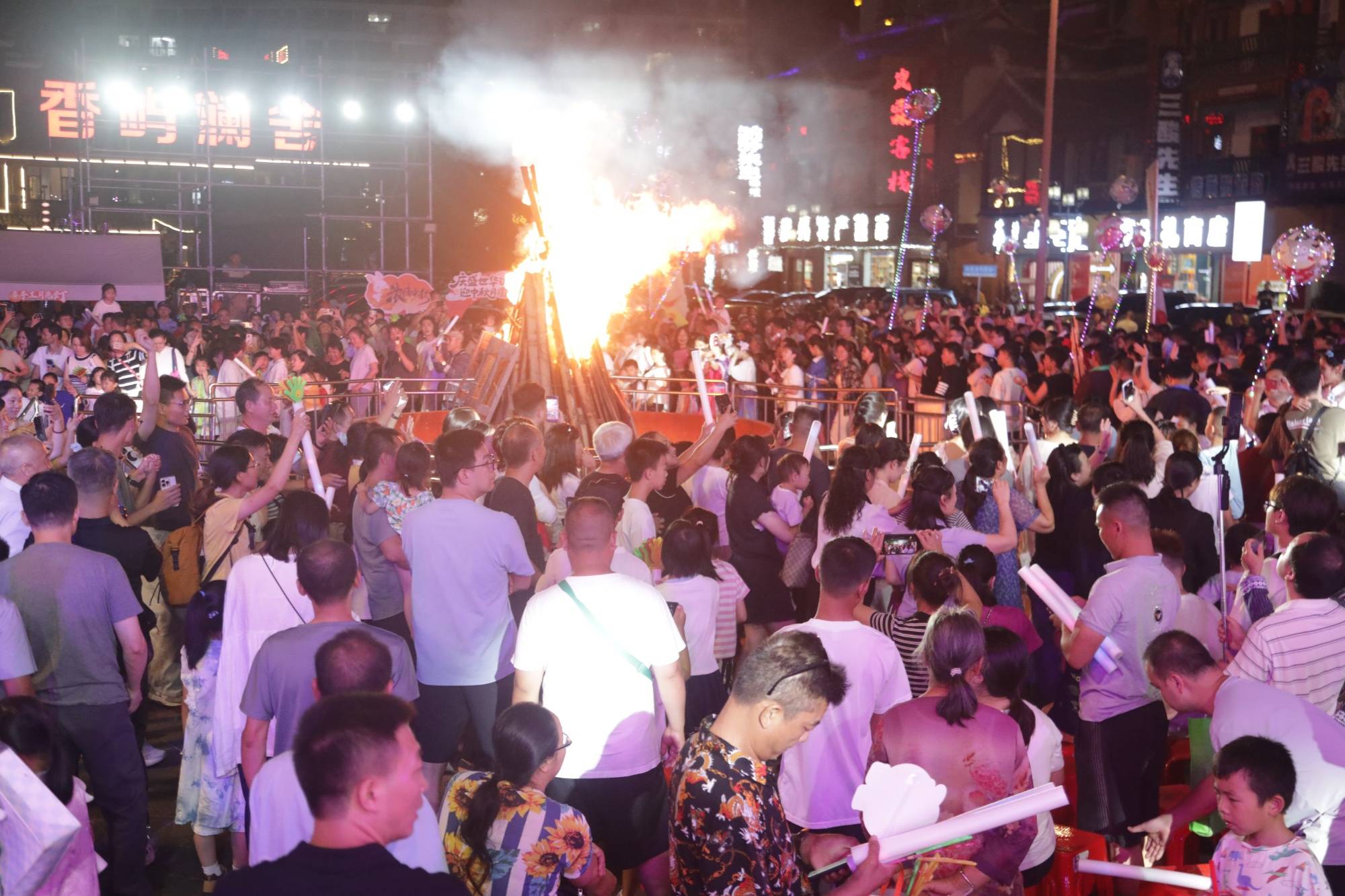 月映火塘 悦唱荔波<strong></p>
<p>打币子</strong>！这场中秋音乐晚会点燃团圆夜