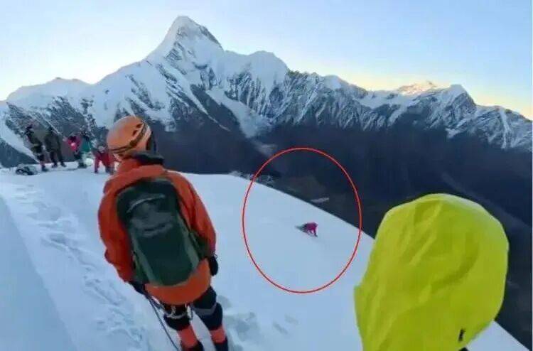 打卡拍照<strong></p>
<p>打币子</strong>，再美也不能用生命对焦