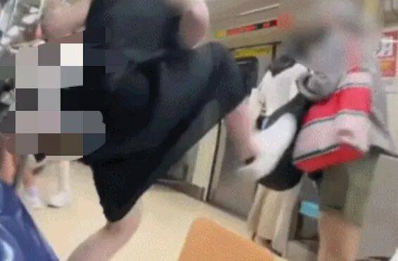 73岁老太地铁逼年轻人让座<strong></p>
<p>打币子</strong>，被一脚踹飞！次日在超市闹事被捕，一查竟是通缉犯！