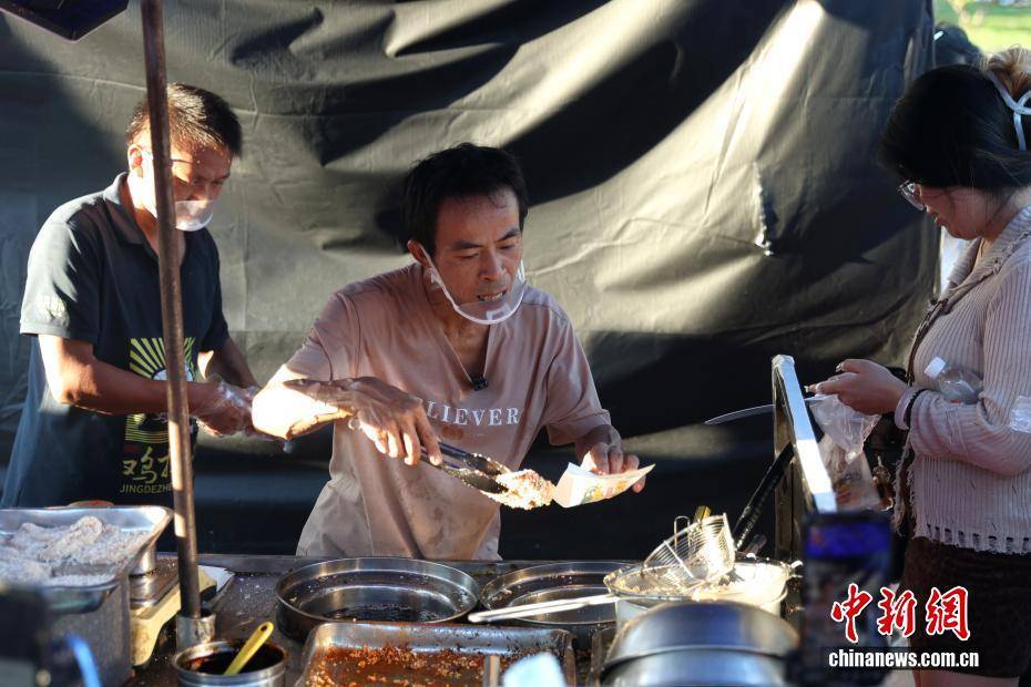江西景德镇“鸡排哥”的中秋节：摊位成景 坚守为客