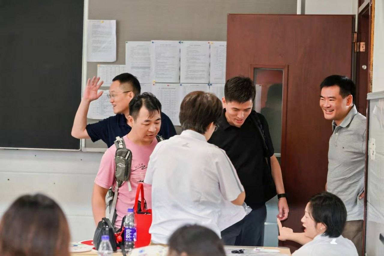 那个让老师骄傲的“调皮”班级！30年同学聚会<strong></p>
<p>洪币交易</strong>，还伴有一封来自贵州的感谢信