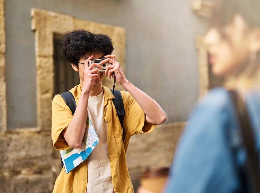 “出片式旅行”<strong></p>
<p>洪币交易</strong>，正在毁掉当代人的假期？